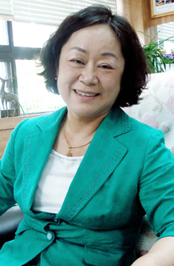 오케스트라 지휘하는 이명환 잠전초 교장